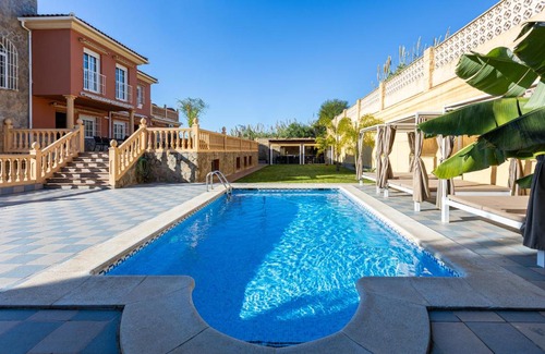 Vélez-Málaga Villa | Sun, Relax, Climatized Pool & Steps to the Beach by Mellow