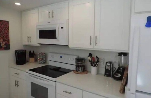Williams Town Apartamento | Sun, Sand & Sea at Coral Beach!