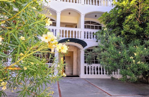 Costambar Apartamento | Sun & Sea - Costambar Beachside Apartment With Pool