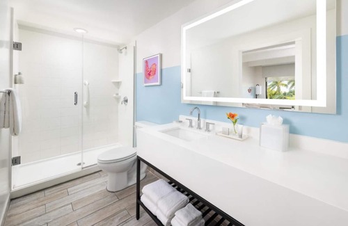 New Town Hotel | Sun, Sip, & Socialize | Island Stay w/ 2 Pools & Backyard Bash