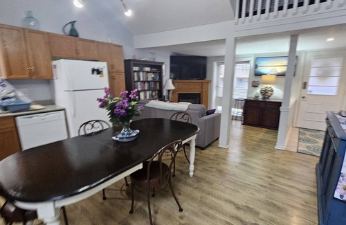 Port Stanley Cabaña | Sun Valley Beach Fenced YARD Home by Lake Erie. Pets ok Wifi, Fireplace,BBQ, A/C