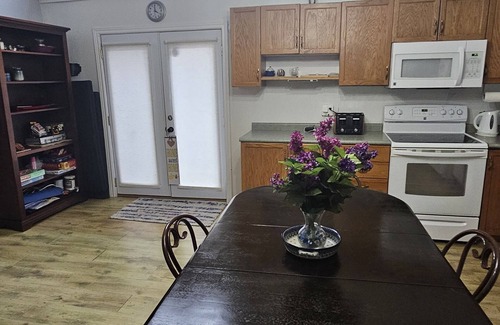Port Stanley Cabaña | Sun Valley Beach Fenced YARD Home by Lake Erie. Pets ok Wifi, Fireplace,BBQ, A/C