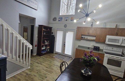Port Stanley Cabaña | Sun Valley Beach Fenced YARD Home by Lake Erie. Pets ok Wifi, Fireplace,BBQ, A/C