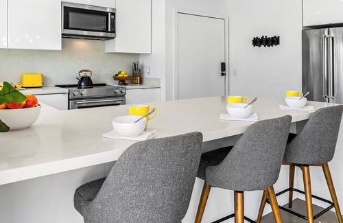 Sunrise Vista Chino Condominio | Sunbeam Villa - Upscale Vibrant Mid-Century Condo
