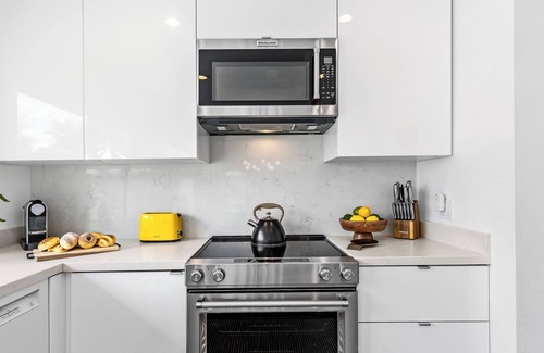 Sunrise Vista Chino Condominio | Sunbeam Villa - Upscale Vibrant Mid-Century Condo