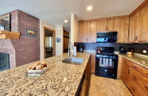 Central Vermont- Killington Apartamento | SunBear- AC, Pool, Game Room, Fireplace, Hiking!