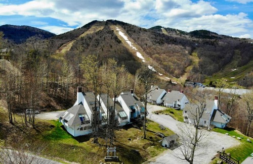 Central Vermont- Killington Apartamento | SunBear- AC, Pool, Game Room, Fireplace, Hiking!