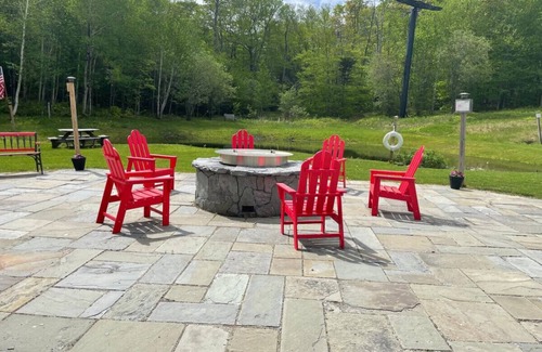 Central Vermont- Killington Apartamento | SunBear- AC, Pool, Game Room, Fireplace, Hiking!