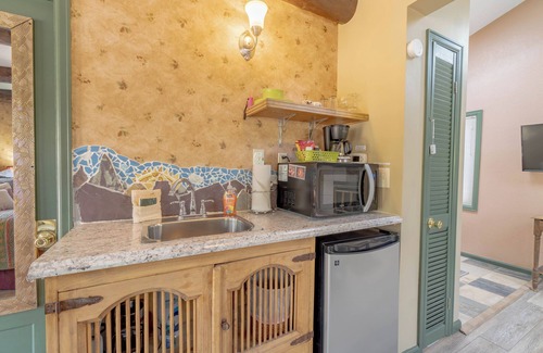 Estes Park Cabaña | SunBright Cottage: Fireplace, A/C, Jacuzzi, Private Deck, King Bed