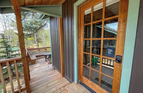 Estes Park Cabaña | SunBright Cottage: Fireplace, A/C, Jacuzzi, Private Deck, King Bed