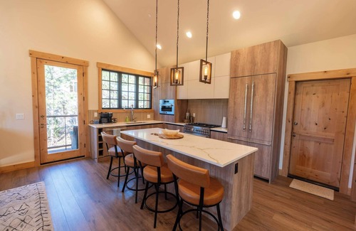 Roslyn Casa | 4-bdrm en-suite on the 13th fairway! Ev charger, Sauna, Steamshower & hot-tub