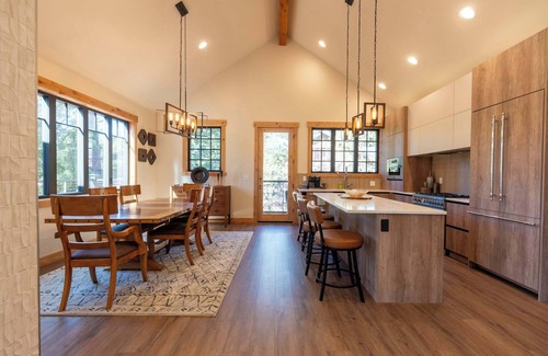 Roslyn Casa | 4-bdrm en-suite on the 13th fairway! Ev charger, Sauna, Steamshower & hot-tub