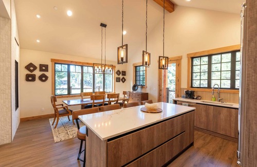 Roslyn Casa | 4-bdrm en-suite on the 13th fairway! Ev charger, Sauna, Steamshower & hot-tub