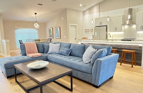 Venice Gardens Casa | SunCoast Garden Family Retreat-Beautiful Vacation Home with Heated Pool.
