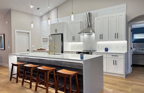 Venice Gardens Casa | SunCoast Garden Family Retreat-Beautiful Vacation Home with Heated Pool.