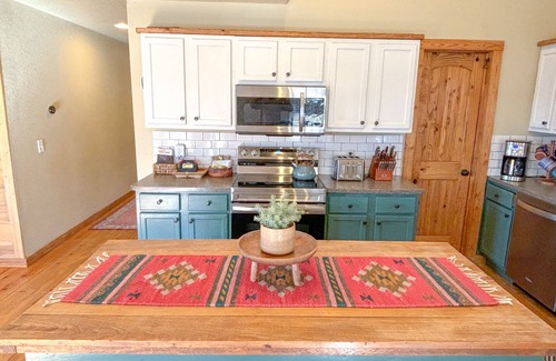 Mountainburg Cabina | Sundance Cabin - Private Ozark Mountain Retreat - hot tub & valley views!