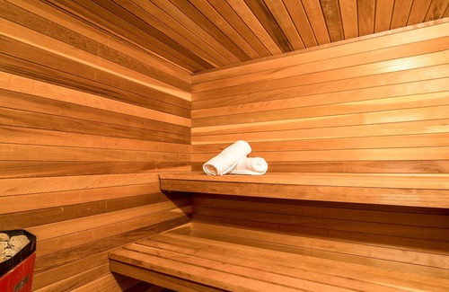 Grey Highlands Cabina | Sundance of Blantyre Lodge with Private Salt Water Hot Tub & Sauna House