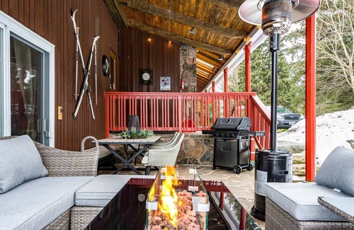Grey Highlands Cabina | Sundance of Blantyre Lodge with Private Salt Water Hot Tub & Sauna House
