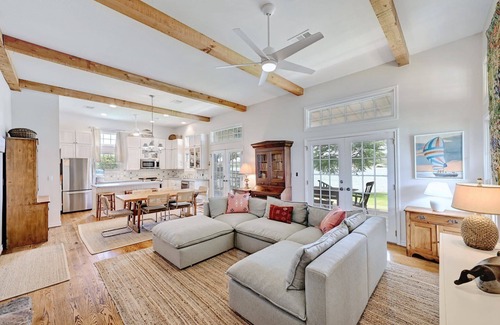 Burnet Casa | Sunday House @ Cockleburr Cove on Inks Lake - Lakefront property w/boat dock