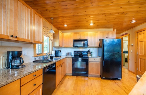 Sunday River Area Cabina | Sunday River Cabin w/ Hot Tub, Fireplace, Games, 2 Living Areas - Sleeps 12