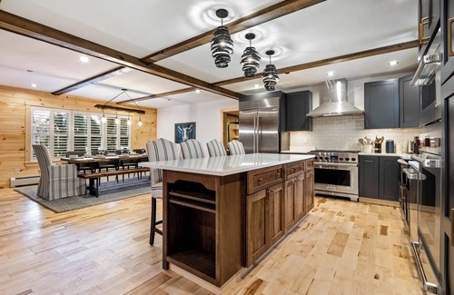 Sunday River Area Chalet De Esquí | Sunday River, sleeps 14, gym, chefs' kitchen, hot tub, game room, firepit, AC
