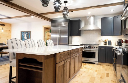Sunday River Area Chalet De Esquí | Sunday River, sleeps 14, gym, chefs' kitchen, hot tub, game room, firepit, AC