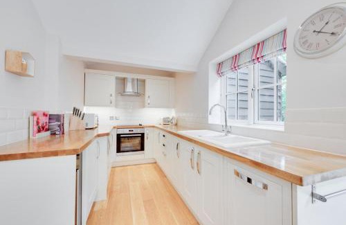 Diss Casa | Sundial and Woodland Lodge