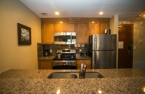 Park City Condominio | Sundial Lodge Condo Steps from Red Pine Gondola by RedAwning - Save 20% on 7+ Nights!
