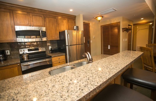 Park City Condominio | Sundial Lodge Condo Steps from Red Pine Gondola by RedAwning - Save 20% on 7+ Nights!