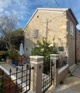 Zdrelac Casa | Sundial Stone House