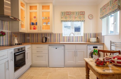 Chipping Campden Cabaña | Sundown Lodge - sleeps 4 guests in 1 bedroom, Weston Subedge