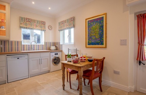 Chipping Campden Cabaña | Sundown Lodge - sleeps 4 guests in 1 bedroom, Weston Subedge