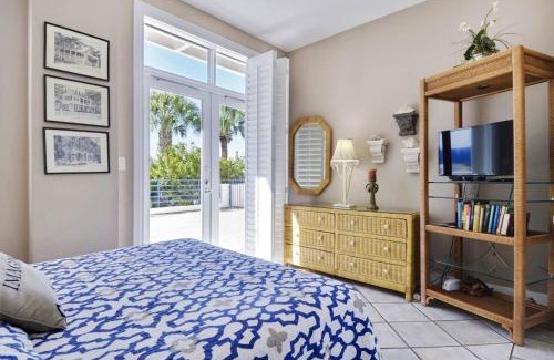Truman Annex Casa | Sundown Refuge by AvantStay Great Location w Patio Outdoor Dining BBQ Shared Pool Week Long Stays
