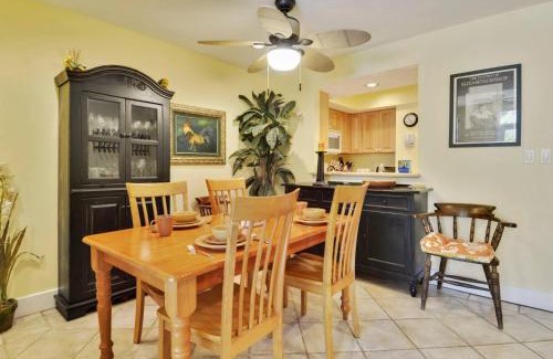 Truman Annex Casa | Sundown Refuge by AvantStay Great Location w Patio Outdoor Dining BBQ Shared Pool Week Long Stays