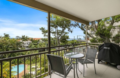Noosa Heads Apartamento | Sundowner 3 - A fantastic view over Laguna Bay to the Noosa North Shore beach.
