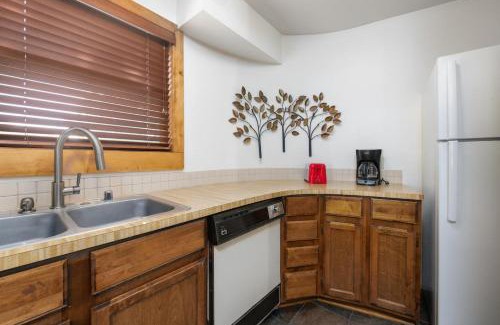 Four O'Clock Casa | Sundowner II Condo - Ski-In - Walk To Town