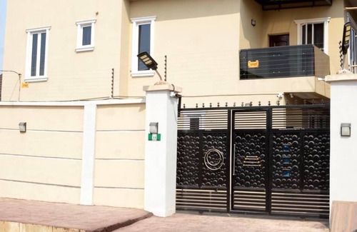 Asaba Casa | SUNFIT APARTMENTS! Cozy & Spacious 3-Bedroom Apartment in a serene environment.