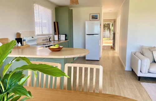 Bremer Casa | Sunflower Cottage - Stunning Lake Views! Bottle of wine included