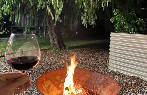Bremer Casa | Sunflower Cottage - Stunning Lake Views! Bottle of wine included