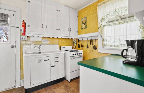 Birdsnest Cabaña | Sunflower Cottage - Waterfront; Outdoor shower!