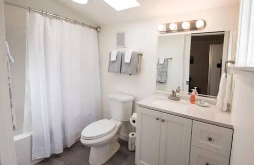 Port Angeles Cabaña | Sunflower Cottage in Charming Cherry Hill Neighborhood- 5 Minutes from Downtown