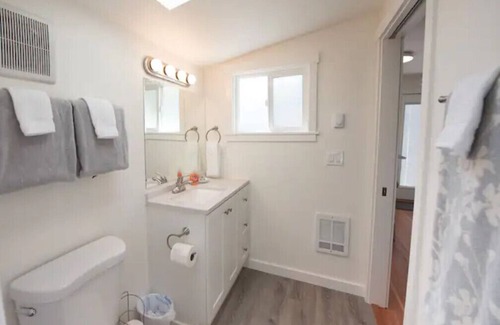 Port Angeles Cabaña | Sunflower Cottage in Charming Cherry Hill Neighborhood- 5 Minutes from Downtown