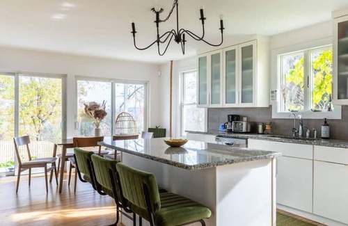 Athens Casa | Sunflower Farmhouse - Stylish & Sleeps 12!