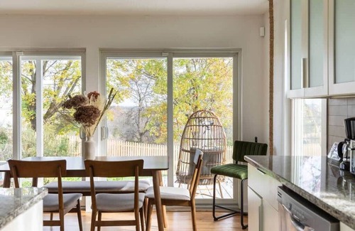Athens Casa | Sunflower Farmhouse - Stylish & Sleeps 12!