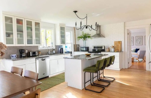 Athens Casa | Sunflower Farmhouse - Stylish & Sleeps 12!