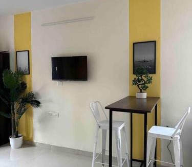 Koregaon Park Apartamento | Sunflower Pvt Studio Room in Koregaon Park with AC WiFi Smart TV