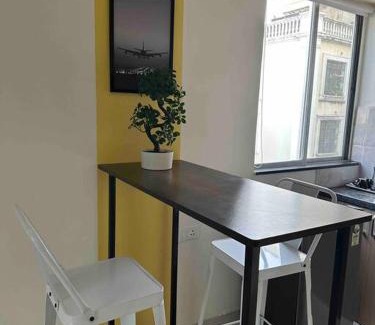 Koregaon Park Apartamento | Sunflower Pvt Studio Room in Koregaon Park with AC WiFi Smart TV
