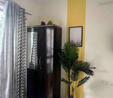Koregaon Park Apartamento | Sunflower Pvt Studio Room in Koregaon Park with AC WiFi Smart TV