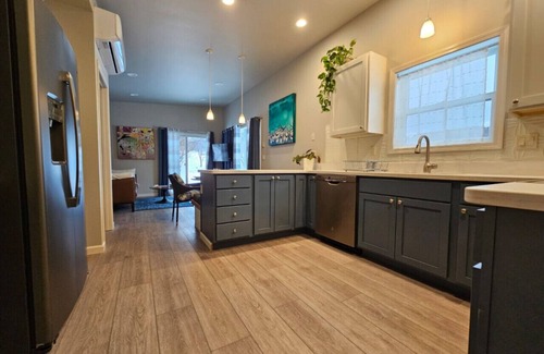 Winthrop Casa | Sunflower Resort Susan Cabin is in the ultra-quiet Winthrop South community, with a 10 minute walk to downtown & on the pedestrian trail.