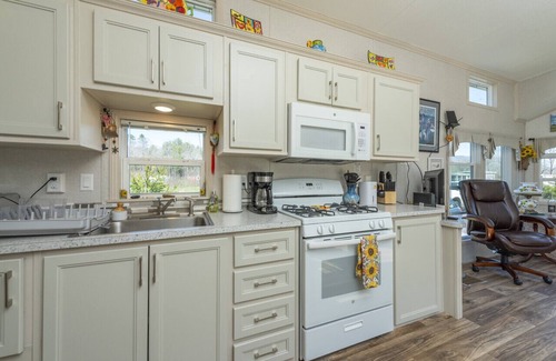 Mills River Casa | Sunflower · The Sunflower @ Acony Bell Tiny Home Village